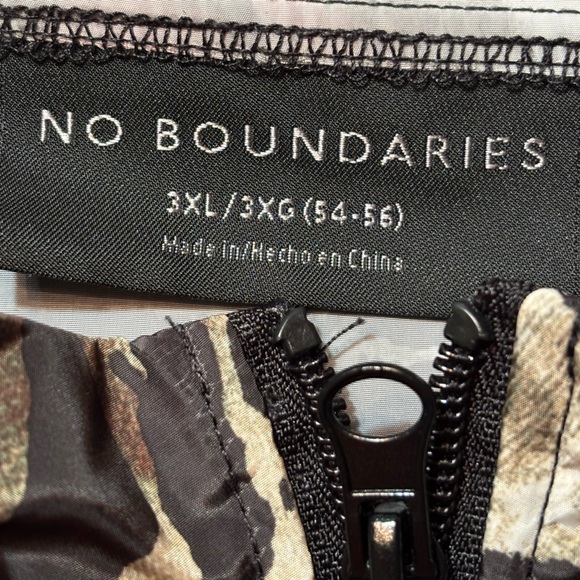 No Boundaries Camo Wildernesss Hooded Windbreaker - Picture 4 of 6